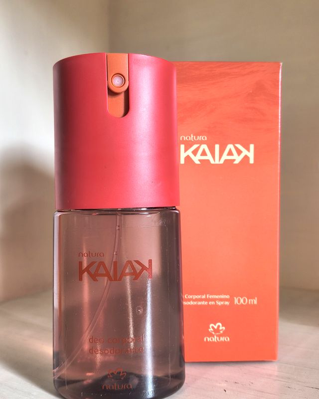 Spray Corporal Kaiak Clásico – Desodorante corporal femenino · 100ml – Natura en Ailu Showroom, perfumería en Ensenada con envíos a toda Argentina